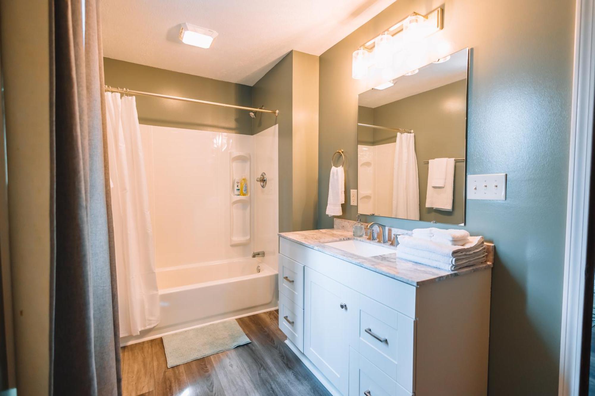 Villa Downtown Escape Great For Large Families & Groups à Sugarcreek Extérieur photo